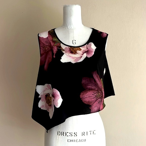 Artful Asymmetric Popper Topper Makes Black Garments Come to Life - Picture 3 of 6